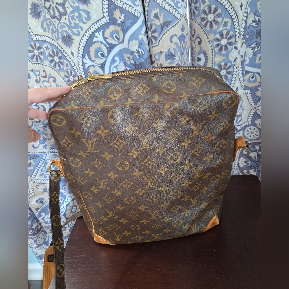 Louis Vuitton Danube with Monogram Strap - Picture 9 of 15